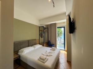 ein Schlafzimmer mit einem Bett mit Handtüchern darauf in der Unterkunft Hotel Cekodhima in Vlorë