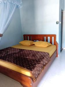 武吉拉旺JUNGLE LIFE GUEST HOUSE - Trekking & Transport Only Book With Us的房间里的一张木框架床 更多76张照片