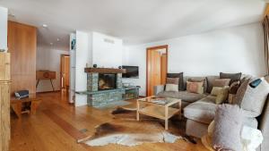 TV a/nebo společenská místnost v ubytování Haus Malva by Zermatt Premium Apartments