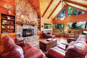 Oleskelutila majoituspaikassa Hazy Hideaway with View of Ellijay River in the North GA Mountains