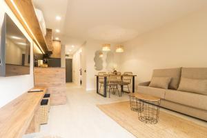 a living room with a couch and a table at MarPlana in Castelldefels