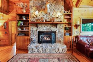 Oleskelutila majoituspaikassa Hazy Hideaway with View of Ellijay River in the North GA Mountains