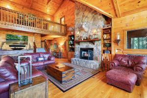 Oleskelutila majoituspaikassa Hazy Hideaway with View of Ellijay River in the North GA Mountains