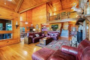 Oleskelutila majoituspaikassa Hazy Hideaway with View of Ellijay River in the North GA Mountains