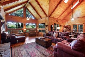 Oleskelutila majoituspaikassa Hazy Hideaway with View of Ellijay River in the North GA Mountains