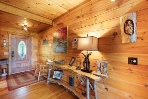Kuvagallerian kuva majoituspaikasta Hazy Hideaway with View of Ellijay River in the North GA Mountains, joka sijaitsee kohteessa Cherry Log