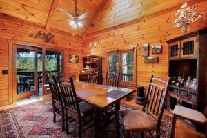 Kuvagallerian kuva majoituspaikasta Hazy Hideaway with View of Ellijay River in the North GA Mountains, joka sijaitsee kohteessa Cherry Log