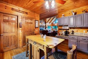 Majoituspaikan Hazy Hideaway with View of Ellijay River in the North GA Mountains keittiö tai keittotila