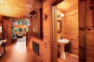 Kylpyhuone majoituspaikassa Hazy Hideaway with View of Ellijay River in the North GA Mountains
