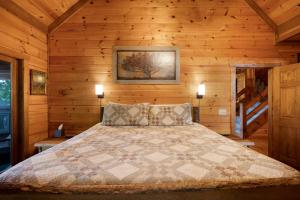 Vuode tai vuoteita majoituspaikassa Hazy Hideaway with View of Ellijay River in the North GA Mountains