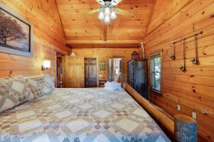 Vuode tai vuoteita majoituspaikassa Hazy Hideaway with View of Ellijay River in the North GA Mountains