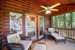 Oleskelutila majoituspaikassa Hazy Hideaway with View of Ellijay River in the North GA Mountains