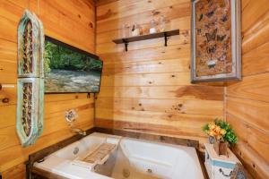 Kylpyhuone majoituspaikassa Hazy Hideaway with View of Ellijay River in the North GA Mountains