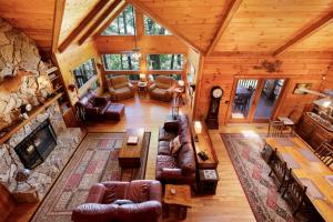 Oleskelutila majoituspaikassa Hazy Hideaway with View of Ellijay River in the North GA Mountains