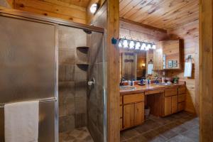 Kylpyhuone majoituspaikassa Hazy Hideaway with View of Ellijay River in the North GA Mountains