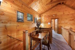Kuvagallerian kuva majoituspaikasta Hazy Hideaway with View of Ellijay River in the North GA Mountains, joka sijaitsee kohteessa Cherry Log