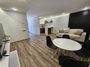 Televiisor ja/või meelelahutuskeskus majutusasutuses Cross Resort Hotel