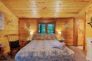 Vuode tai vuoteita majoituspaikassa Hazy Hideaway with View of Ellijay River in the North GA Mountains