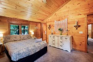 Vuode tai vuoteita majoituspaikassa Hazy Hideaway with View of Ellijay River in the North GA Mountains
