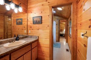 Kylpyhuone majoituspaikassa Hazy Hideaway with View of Ellijay River in the North GA Mountains