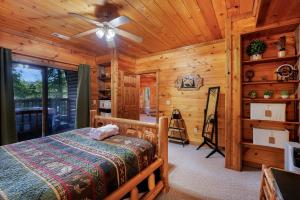 Vuode tai vuoteita majoituspaikassa Hazy Hideaway with View of Ellijay River in the North GA Mountains
