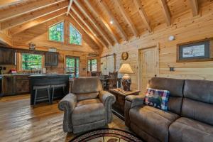 una sala de estar con sofá y sillas en una cabaña en Lees Lookout - Pet Friendly with Mountain Views - Open Floor Plan, Vaulted Ceilings, Hot Tub, Pet Friendly, Outdoor Fire Pit, en Cherry Log