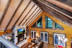 una vista aérea de una sala de estar en una cabaña de madera en Mountaintown Creek Lodge - Creek Front Fish Cabin - Creekside Relaxation With Fishing, Firepit, Hot Tub, Free-Standing Gas Heate, en Ellijay