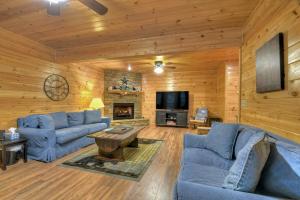 ein Wohnzimmer mit blauen Sofas und einem Kamin in der Unterkunft Stoney Creek Retreat - North Georgia Mountains in Cherry Log