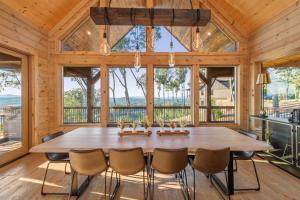 Un comedor con una gran mesa y sillas de madera. en Alpine Vista - Mountain Views - Blue Ridge Heights - Mountain Views, Hot Tub, Luxury Amenities in Prestigious Blue Ridge Heights, en Blue Ridge