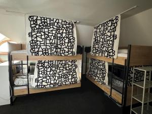 Palanda nebo palandy na pokoji v ubytování Hostel John Galt