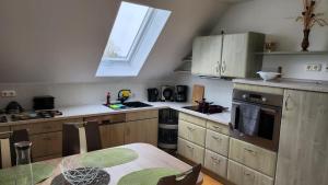 Η κουζίνα ή μικρή κουζίνα στο Landwohnung Finckener See