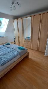 Ένα ή περισσότερα κρεβάτια σε δωμάτιο στο Landwohnung Finckener See
