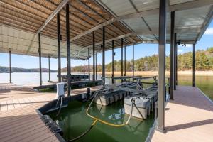 MorgantonにあるBlue Ridge Bliss - Lake Blue Ridge GA - Lake Views, Game Room, Spacious Accommodations, Private Dock - Morganton, GAの船着場