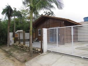 una casa con una puerta y una valla en Porto Canoa Recanto do Pescador, en Penha