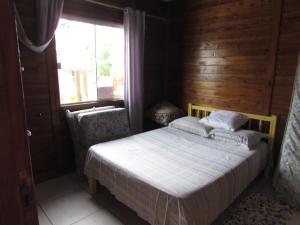 เตียงในห้องที่ Porto Canoa Recanto do Pescador
