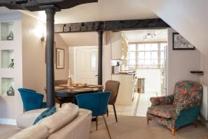 a living room with a table and blue chairs at Perfectly located central Chester town house -2BR in Chester