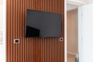 uma televisão de ecrã plano pendurada numa parede em Sea View Apartments ELDO em Durrës