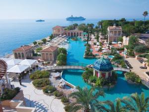 uma vista aérea do resort em Monte-Carlo Bay Hotel & Resort em Monte Carlo