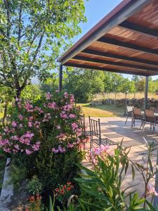 - une terrasse avec un bouquet de fleurs et de chaises dans l'établissement Casa Rural Colmenarejo, à Cuacos de Yuste