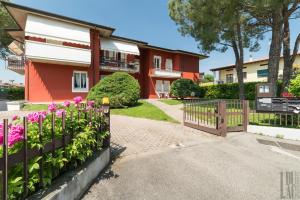 een hek voor een gebouw met bloemen bij Belle Maison - Du Lac Apartments in Sirmione