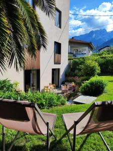 een paar stoelen voor een huis bij Picobello Lago in Mandello del Lario