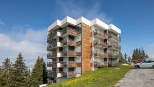 an apartment building with balconies on a hill at CITYES -305- Appt 4 pers au pied des pistes in Chamrousse