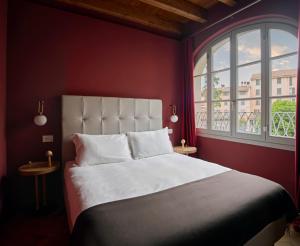 Posteľ alebo postele v izbe v ubytovaní REGO APARTMENTS - Boutique Aparthotel & Serenity Spa with some off-site apartments in the Heart of Bergamo City Center