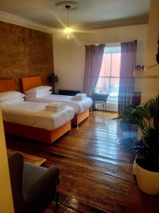 Ліжко або ліжка в номері The Palm