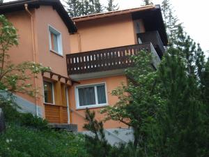 ein Gebäude mit einem Balkon auf der Seite in der Unterkunft Chalet Tannenrain & Casa Alba in Arosa