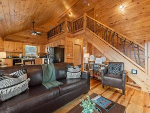 Χώρος καθιστικού στο Rivendell - Stunning Views, Fireplace, Hot Tub, Billiards Table, Outdoor Fire Pit - Morganton, GA