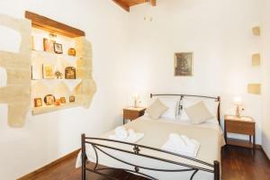 Posteľ alebo postele v izbe v ubytovaní Tzitzifes Stone Mansion
