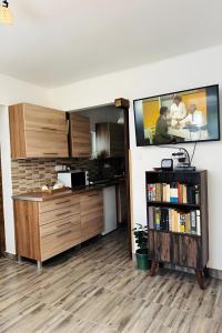 Una habitación con un escritorio y un televisor en la pared. en Birs Kunyhó, en Parád 20 fotos más