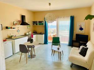 a kitchen and living room with a table and chairs at Ocean Eyes in Ipsos