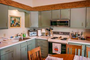 Cuisine ou kitchenette dans l'établissement Sunrise Cottage 12 autres photos